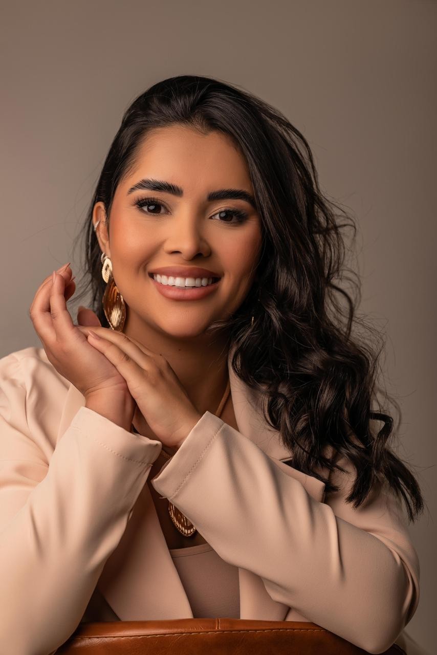 Dra. Jéssica Fernanda, especialista em odontologia estética e implantodontia